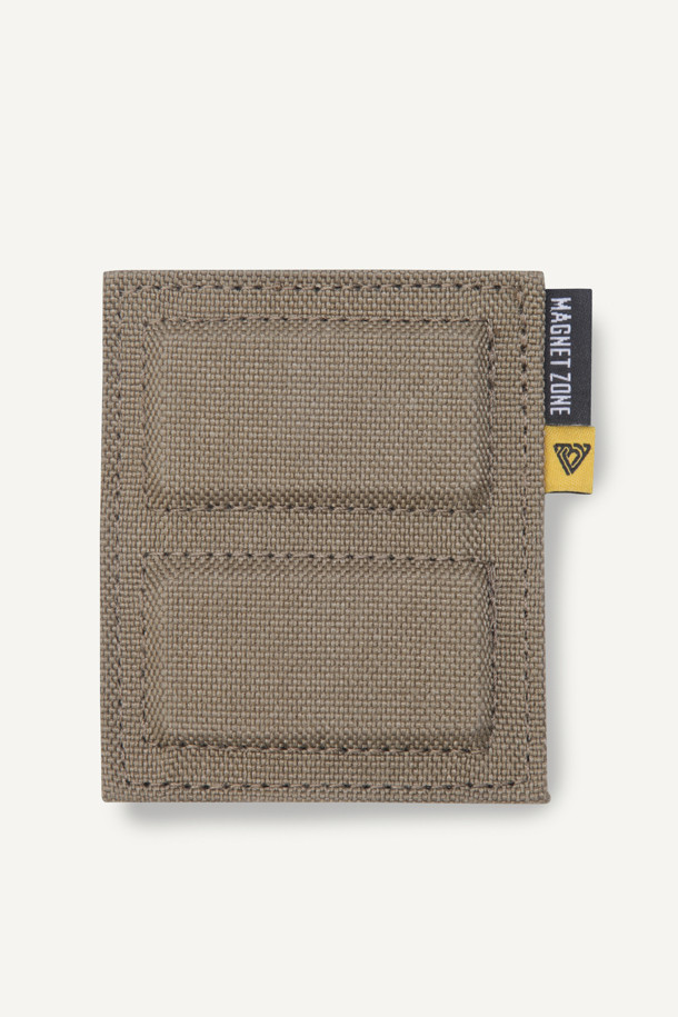 디테쳐블 마그네틱 벨크로 패널 (2구)는 1050D ATY 나일론 소재를 사용하여 내구성을 높인 패션 소품입니다. 미니멀한 스타일의 베이지 컬러로, 벨크로와 마그네틱 여밈 방식을 통해 탈부착 및 수납 기능을 제공합니다. 네오디뮴 자석 4개를 사용하여 강력한 고정력을 자랑하며, 중앙 부분이 구부러져 사용 편의성을 더했습니다. 일상 및 워킹 용도로, 동네 마실룩이나 캐주얼 스타일에 잘 어울리는 아이템입니다.
