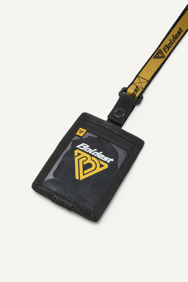 워크 네임택 V3는 여행, 출근, 비즈니스 캐주얼 등 다양한 TPO에 어울리는 네임택입니다. 미니멀, 캐주얼, 클래식 스타일을 아우르며, 블랙과 옐로우 두 가지 색상으로 출시되었습니다. 나일론 소재의 스몰 사이즈(80 x 115mm) 사각형 디자인으로, 로고 패턴과 스냅/벨크로 디자인 장식이 특징입니다. 3WAY 활용 가능하며, ID카드 홀더, 카드 수납 2구, 엘라스틱 밴드, 경량(50g) 및 내마모성 기능을 갖추어 실용성을 높였습니다. 사이즈 조절 및 분리가 가능하며, 스냅형/벨크로형 잠금 방식으로 사용이 편리합니다.
