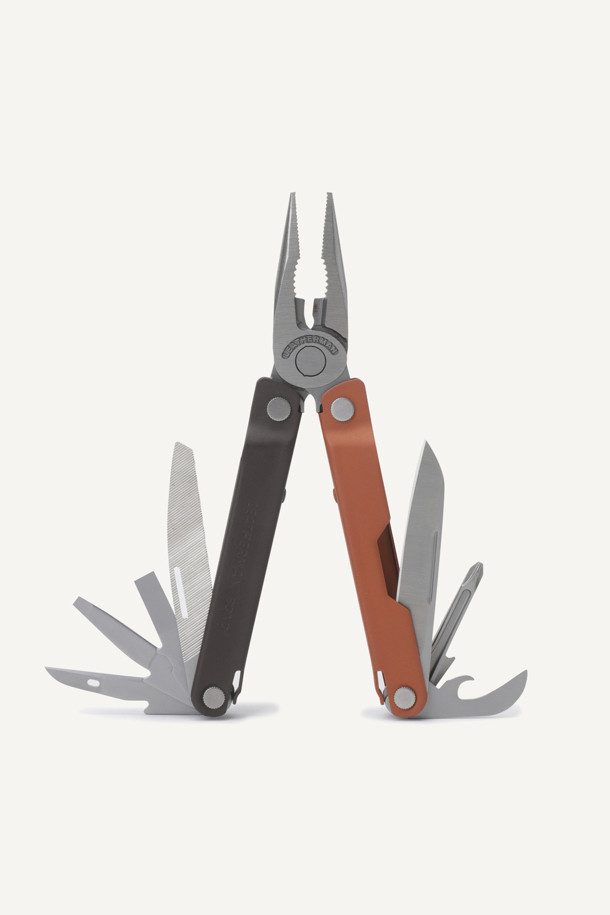 LEATHERMAN(레더맨) BOND(본드) Burnt Sienna(번트 시에나)는 캠핑, 아웃도어, 일상에서 유용한 멀티툴입니다. 플라이어, 와이어 커터, 나이프, 드라이버 등 14가지 기능을 하나의 도구에 담아 휴대성을 높였습니다. 둥근 스테인리스 스틸 핸들과 슬림한 디자인으로 편안한 그립감을 제공합니다. 컴팩트한 사이즈에 176g의 가벼운 무게로 휴대하기 편리하며, 전용 파우치와 포켓 클립이 있어 더욱 실용적입니다. 접었을 때 10cm, 펼쳤을 때 17.9cm의 크기로 제작되었습니다.
