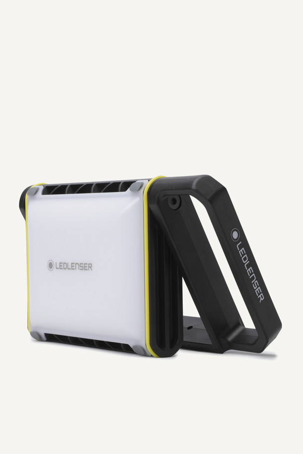 AF8R(에이 에프 에이트 알) 워크 라이트 기프트 박스는 캠핑이나 작업 시 유용한 작업등입니다. 최대 4000루멘의 밝기를 제공하며 5단계로 조절하여 필요에 맞는 밝기를 설정할 수 있습니다. IP67 등급의 방수/방진 기능을 갖춰 야외에서도 안심하고 사용할 수 있으며, 최대 14시간(Low Power) 사용 가능한 충전식 제품입니다. 알루미늄 소재로 제작되었으며, 블랙과 화이트 두 가지 색상으로 출시되었습니다. 본체, 충전 케이블, AC 전원 어댑터, 디퓨저 렌즈, 휴대용 케이스가 구성품으로 제공됩니다.
