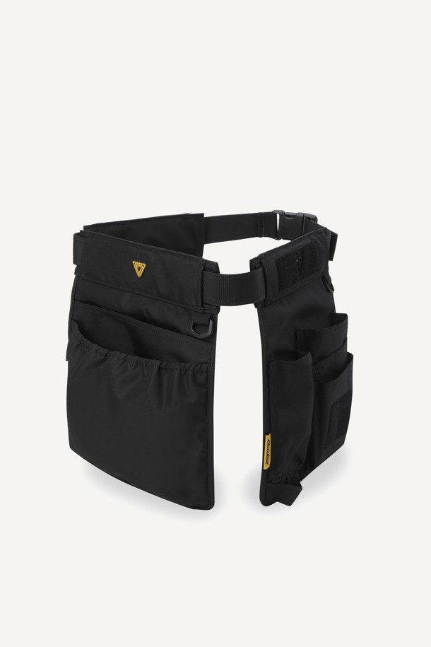 워크 페인터 벨트는 작업용 및 페인팅 작업에 최적화된 실용적인 아이템입니다. 블랙, 화이트 두 가지 색상으로 제공되며, 내구성이 뛰어난 나일론 소재를 사용했습니다. 3개의 파우치로 구성되어 있으며, 대형 메인 파우치, 좌/우측 보조 파우치로 넉넉한 수납공간을 제공합니다. 벨크로형 잠금 방식으로 간편하게 탈부착 가능하며, 고정력을 강화한 벨크로와 D링, 와펜 디자인으로 실용성과 스타일을 모두 갖췄습니다. 전면 및 후면 착용이 가능하며, 파우치 탈부착 및 사이즈 조절이 용이하여 워크샵룩, 출근룩과 같은 워크웨어, 캐주얼, 미니멀 스타일을 연출하기 좋습니다. 페인터 전용 툴을 최적화하여 작업 효율을 높여줍니다.
