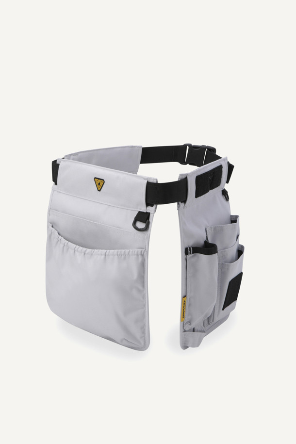 워크 페인터 벨트는 작업 시 편리함을 더하는 실용적인 아이템입니다. 튼튼한 나일론과 폴리에스테르 소재로 제작되어 내구성이 뛰어나며, 작업용, 페인팅, 미장 등 다양한 용도로 활용 가능합니다. 화이트와 블랙 두 가지 색상으로 출시되었으며, 수납, 탈부착, 커스터마이징 기능을 제공합니다. 대형 메인 파우치, 좌/우측 보조 파우치로 넉넉한 수납공간을 확보하고, D링, 벨크로, 와펜 디테일로 포인트를 더했습니다. 40mm 웨빙과 PU 코팅으로 고정력과 내구성을 강화하여 워크웨어, 고프코어, 캐주얼 스타일의 캠핑룩, 가을 나들이룩, 워크샵룩에 잘 어울립니다.
