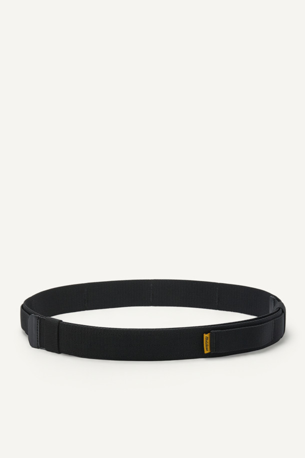 미케닉 벨크로 벨트 V2는 일상 및 워크웨어에 적합한 공용 벨트입니다. 블랙 컬러에 탄탄한 엘라스틱 밴드와 나일론, 엘라스틱 웨빙 소재를 사용하여 내구성을 높였습니다. 몰리 웨빙과 논버클 스타일로 활동성을 더했으며, 사이즈 조절 고리를 통해 편안한 착용감을 제공합니다. 벨크로형 여밈 방식과 심볼라벨, 레터링 라벨, 플라스틱 벨트 팁 디자인이 특징이며, 캐주얼, 미니멀, 워크웨어 스타일 모두에 잘 어울립니다. 스크래치 프리 기능으로 더욱 실용적인 제품입니다.
