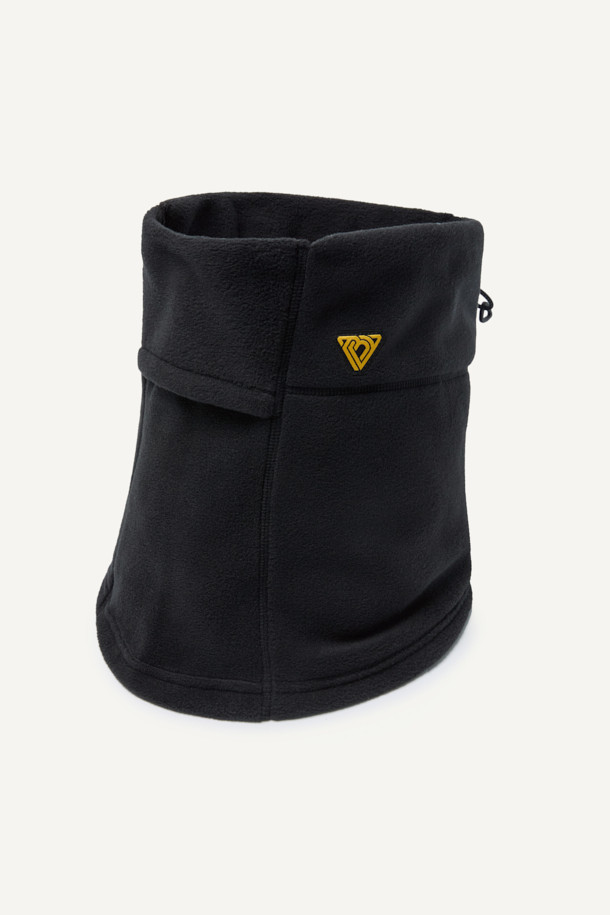 워크 폴라텍 브레서블 넥워머는 겨울철 보온성을 책임지는 필수템입니다. 폴라텍 200 시리즈 소재와 부드러운 플리스 소재를 사용하여 뛰어난 보온성과 부드러운 촉감을 선사합니다. 뒤쪽 사이즈 조절 기능과 E스트링, 스토퍼 여밈 방식으로 착용감을 높였으며, 안쪽에는 매쉬 소재를 덧대어 통기성을 더했습니다. 워킹, 일상, 등산, 캠핑 등 다양한 TPO와 캐주얼, 미니멀, 고프코어 스타일을 아우르는 활용도 높은 넥워머로, 무게는 약 100g입니다.
