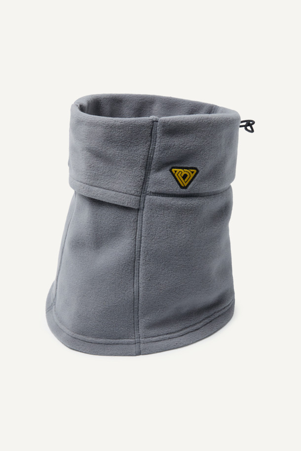 워크 폴라텍 브레서블 넥워머는 워킹, 일상, 등산, 캠핑룩 등 다양한 TPO에 활용 가능한 넥워머입니다. 부드러운 플리스 소재와 폴리에스테르 소재로 제작되어 겨울철 보온성을 높여줍니다. 그레이 컬러에 얼굴까지 덮을 수 있는 디자인으로, E스트링 사이즈 조절과 매쉬 안감을 통해 편안한 착용감을 제공합니다. Polartec 200 시리즈 소재를 사용하여 뛰어난 통기성을 자랑하며, 자수 로고와 스토퍼 디테일이 돋보이는 캐주얼, 고프코어, 미니멀 스타일의 넥워머입니다. 무게는 100g입니다.
