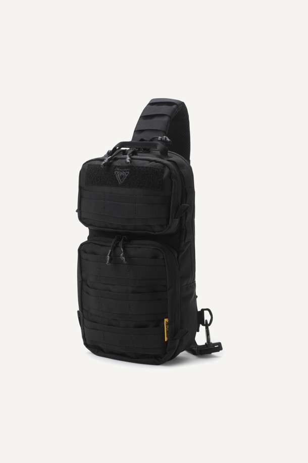 워크 몰리 슬링백 V2는 5L 용량의 미디엄 사이즈 남성용 슬링백입니다. 1,260D 나일론사를 사용하여 내구성을 높였으며, 몰리 시스템, 3개의 수납공간, 메쉬 등판, 벨크로, 웨빙 디테일로 실용성을 더했습니다. 일상 및 출퇴근 용도로 적합하며, 블랙 색상의 무지 디자인에 사각 형태, 지퍼형 잠금 방식과 플라스틱 버클, 2-WAY 착용, 길이 조절 기능으로 밀리터리 및 텍티컬 스타일을 연출합니다.
