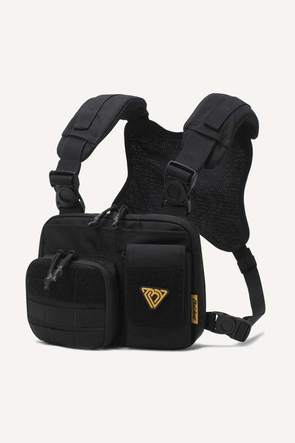 워크 체스트리그 V2는 1.5L 미디엄 사이즈의 블랙 색상 나일론 소재 체스트리그입니다. 메쉬 소재 등판과 회전형 스트랩 버클, 조절 가능한 어깨 패드로 편안한 착용감을 제공하며, 몰리 시스템과 다중 수납공간, 지퍼 및 벨크로형 잠금 방식으로 실용성을 더했습니다. 워크 및 일상 용도로 활용하기에 적합한 디자인과 기능을 갖춘 제품입니다.
