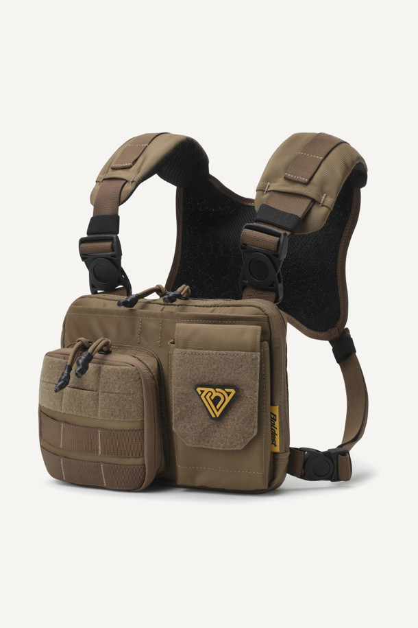 워크 체스트리그 V2는 1.5L 미디엄 사이즈의 브라운 컬러 체스트리그로, 1,260D 나일론 소재를 사용하여 내구성을 높였습니다. 몰리 시스템, 회전형 스트랩 버클, 메쉬 등판, 3개의 수납공간, 와펜 부착 가능 등 다양한 기능과 디자인을 갖춰 워크웨어 및 일상용으로 적합합니다. 어깨 패드 사이즈 조절이 가능하며, 지퍼형 및 벨크로형 잠금 방식으로 내용물을 안전하게 보관할 수 있습니다.
