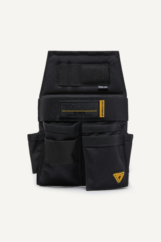 올터레인 툴 파우치 V3는 튼튼한 나일론 소재의 블랙 컬러 툴 파우치입니다. 미디엄 사이즈의 사각형 디자인으로, 웨빙, 와펜, 라벨 장식이 돋보입니다. MOLLE 시스템, 다수의 포켓, 마그네틱 및 벨크로 잠금 방식, 고강도 소재, 뛰어난 내구성을 갖춰 작업용 및 공구 수납에 최적화되었습니다. 워크웨어, 미니멀, 캐주얼 스타일을 즐기는 분들의 출근룩에 실용성을 더해줄 아이템입니다.
