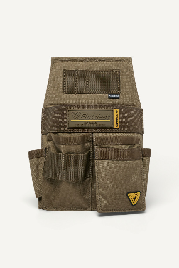 올터레인 툴 파우치 V3는 3L 용량의 미디엄 사이즈 툴 파우치입니다. 견고한 형태와 고강도 나일론 소재를 사용하여 내구성을 강화했으며, 카키와 올리브 두 가지 색상으로 제공됩니다. MOLLE 시스템, 다수 포켓, 마그네틱 및 벨크로 잠금 방식을 통해 수납 기능을 극대화했습니다. 웨빙, 와펜, 라벨 디자인 장식이 특징이며, 작업용 또는 일상, 출근룩, 캠핑룩, 워크웨어, 캐주얼, 미니멀 스타일 모두에 잘 어울립니다. 무게는 340g입니다.
