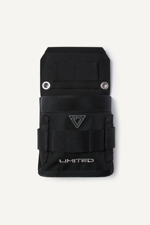 일렉트릭션 익스팬드 파우치는 작업과 일상 모두를 아우르는 다용도 파우치입니다. 튼튼한 코듀라와 하이파이론 소재를 사용하여 제작되었으며, 2L의 넉넉한 수납공간을 제공합니다. MOLLE 시스템, EVA 내장재, 그리고 모듈형 디자인을 통해 수납력과 실용성을 극대화했습니다. 벨크로 및 마그네틱 잠금 방식과 사각 형태의 디자인은 안정적인 수납을 돕습니다. 툴플레이어와의 콜라보레이션으로 탄생한 블랙 색상의 이 파우치는 워크웨어, 미니멀, 고프코어 스타일을 즐기는 분들께 출근룩, 비즈니스 캐주얼, 캠핑룩 등 다양한 TPO에 활용 가능합니다.
