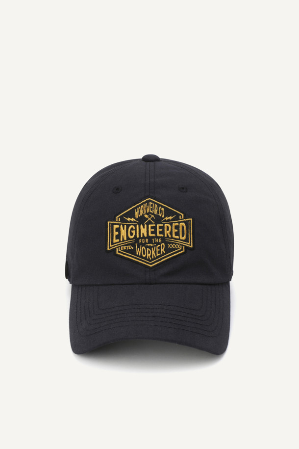 워크 아라미드 캡 V3는 워크웨어, 등산, 캠핑 등 다양한 TPO에 어울리는 볼캡입니다. 내구성이 뛰어난 코듀라와 난연 기능을 가진 아라미드 소재를 사용하여 제작되었으며, 사계절 모두 착용 가능합니다. 쿨맥스 땀받이, 메쉬 안감, 펜슬 홀더를 갖춰 실용성을 높였으며, 엔지니어드 와펜과 버클 디테일로 디자인 포인트를 더했습니다. 58/60 두 가지 사이즈로 출시되어 편안한 착용감을 제공하며, 워크웨어, 캐주얼, 고프코어 스타일을 즐기는 분들께 추천합니다. 블랙 컬러로 어떤 스타일에도 쉽게 매치할 수 있습니다.
