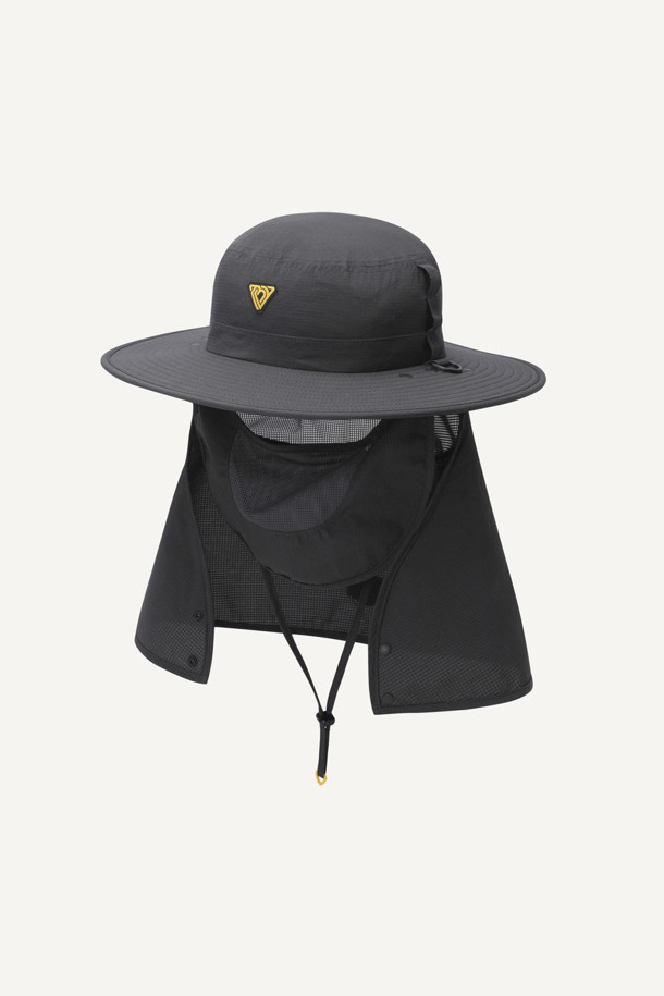 라이트워크 썬프로텍트 와이드 햇 V2는 아웃도어, 워킹, 일상생활에서 자외선을 차단하고 쾌적함을 유지하도록 설계된 모자입니다. 가볍고 통기성이 뛰어난 에어리도트 소재와 86mm의 넓은 챙으로 햇빛을 효과적으로 가려줍니다. 안면가리개, 목가리개, 턱끈이 있어 활동적인 움직임에도 모자를 안정적으로 착용할 수 있으며, 쿨맥스 땀받이, 메쉬 안감, 흡습속건 기능으로 쾌적함을 더했습니다. 제전 기능과 초발수 기능으로 쾌적함을 유지하며, 턱끈 조절 및 탈부착이 가능하여 사용자의 편의성을 높였습니다. 여행룩, 휴가룩, 산책룩 등 다양한 TPO에 캐주얼, 미니멀, 고프코어 스타일을 연출하기 좋습니다.
