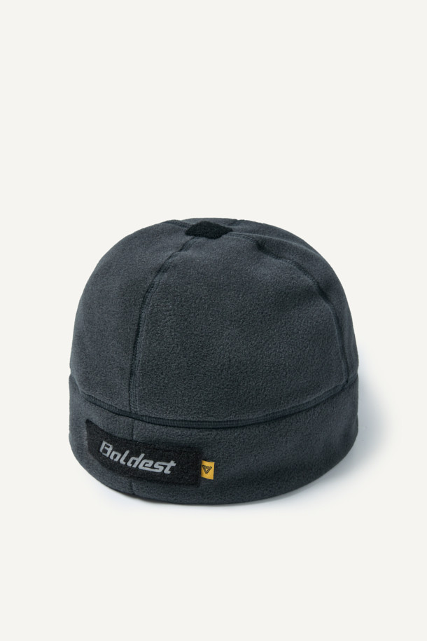 워크 폴라텍 비니는 혹한의 추위 속에서도 따뜻함과 스타일을 놓치지 않는 겨울철 필수템입니다. 부드러운 폴라텍 플리스 소재로 제작되어 뛰어난 보온성과 통기성을 제공하며, 깊은 모자 깊이로 머리를 포근하게 감싸줍니다. 블랙, 그린, 오렌지 3가지 세련된 컬러로 출시되어 등산, 캠핑, 출근 등 다양한 TPO에 활용 가능하며, 캐주얼, 미니멀, 고프코어 스타일을 모두 소화합니다. 35g의 가벼운 무게와 뛰어난 내구성, 관리의 편리함은 물론, 벨크로, 재귀반사 프린트, 브랜드 라벨 디테일로 디자인 완성도를 높였습니다. 야간에도 안전한 야간 가시성을 확보하여, 작업용, 아웃도어 활동, 일상생활에서 폭넓게 활용할 수 있습니다.
