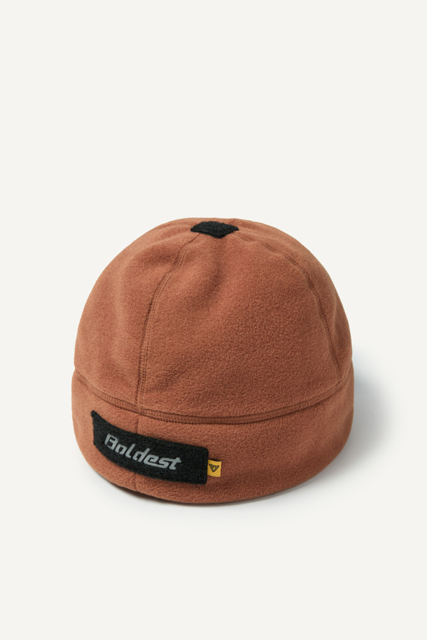 워크 폴라텍 비니는 겨울철 보온성을 책임지는 필수 아이템입니다. 부드러운 폴라텍 플리스 소재로 제작되어 뛰어난 착용감과 보온성을 제공하며, 가볍고 통기성이 뛰어나 체온 조절에도 효과적입니다. 블랙, 그린, 오렌지 3가지 색상으로 출시되어 다양한 스타일을 연출할 수 있으며, 등산룩, 캠핑룩, 캐주얼, 고프코어, 미니멀 스타일 등 TPO에 구애받지 않고 활용 가능합니다. 35g의 가벼운 무게와 관리 용이성이 장점이며, 벨크로, 재귀반사 프린트, 브랜드 라벨 디테일로 디자인 포인트를 더했습니다. 커스터마이징이 가능하여 나만의 개성을 표현할 수 있습니다.
