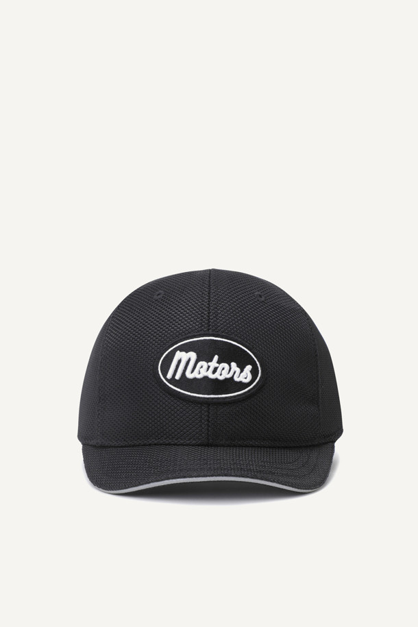 모터스 세이프티 캡은 작업 및 정비 시 안전을 책임지는 공용 캡모자입니다. 땀 흡수와 통기성이 뛰어난 폴리에스터와 EVA 소재로 제작되어 쾌적한 착용감을 제공합니다. 4cm 챙과 로고 패턴, 와펜 장식이 돋보이며, EVA 보강재 내장으로 충격 방지 기능을 더했습니다. 후면 밸크로 사이즈 조절과 2가지 사이즈(58/60)로, 워크샵룩, 등산룩, 캠핑룩 등 다양한 고프코어, 워크웨어 스타일에 매치하기 좋습니다. 부드러운 촉감과 인체공학적 패턴으로 편안함을 극대화했습니다.
