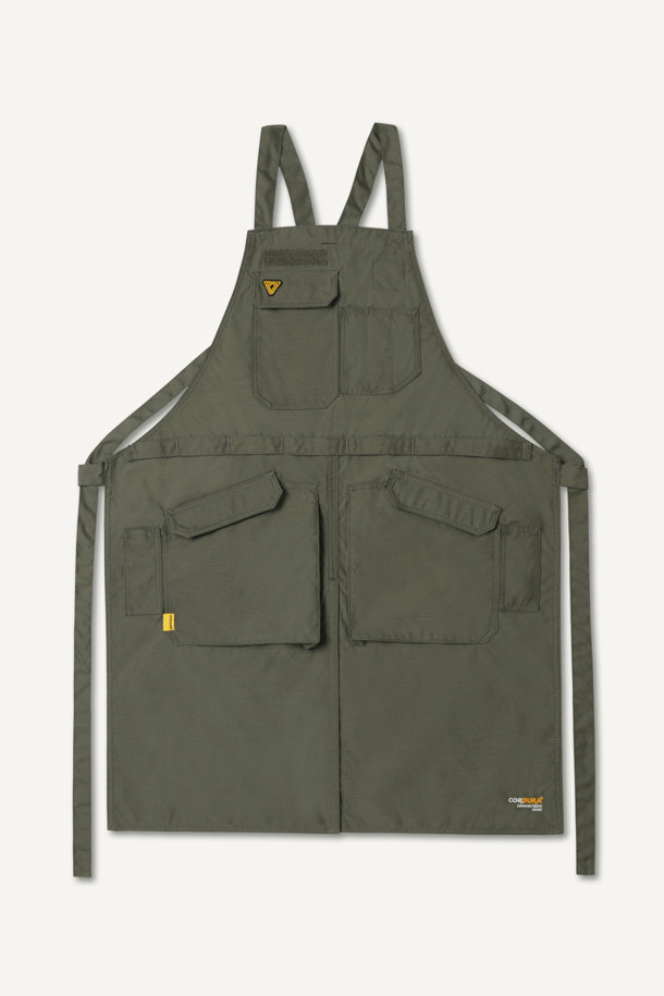 워크 툴 에이프런은 남녀 공용으로 제작되었으며, 카키와 올리브 두 가지 색상으로 만나볼 수 있습니다. 내구성이 뛰어나고 수납성이 뛰어난 워크웨어 에이프런으로, 나일론과 코듀라 소재를 사용하여 흡습, 속건, 내마모 기능까지 갖췄습니다. 가슴 포켓 4개, 하단 포켓 4개, 펜 포켓 등 넉넉한 수납공간을 제공하며, 벨크로, 몰리시스템, X자형 어깨끈으로 디자인에 포인트를 더했습니다.  길이 조절, 가랑이 트임, 패치 부착 가능 등 디테일한 기능성으로 워크샵룩, 캠핑룩, 가을 나들이룩, 워크웨어, 고프코어, 미니멀 스타일을 즐기는 분들께 적합합니다.
