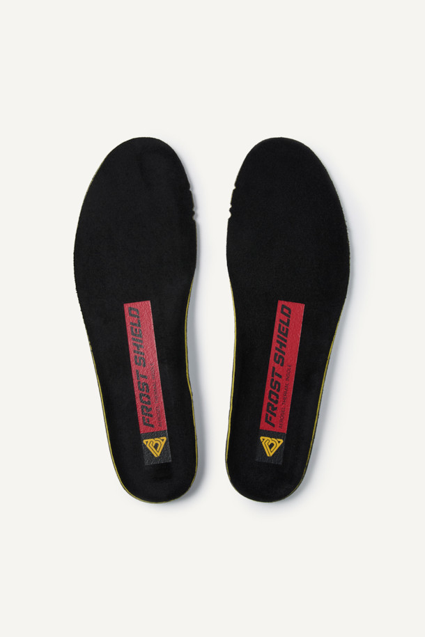 FROST SHIELD (프로스트 쉴드) 인솔은 겨울철 보온과 편안함을 동시에 제공하는 필수템입니다. 우주복 단열재로 사용되는 에어로겔과 열전도를 최소화하는 알루미늄 바닥재를 사용하여 뛰어난 단열 효과를 자랑합니다. 또한, 메모리폼 소재로 제작되어 발바닥 아치를 편안하게 지지하며, 항균, 습기 조절, 냄새 방지 기능으로 쾌적함을 유지해 줍니다. 무지 디자인으로 어떤 신발에도 잘 어울리며, 겨울 데일리룩, 산책룩, 집콕룩 등 다양한 TPO에 매치하여 미니멀, 캐주얼, 클래식 스타일을 연출할 수 있습니다. 경량 설계로 활동성을 높여줍니다.
