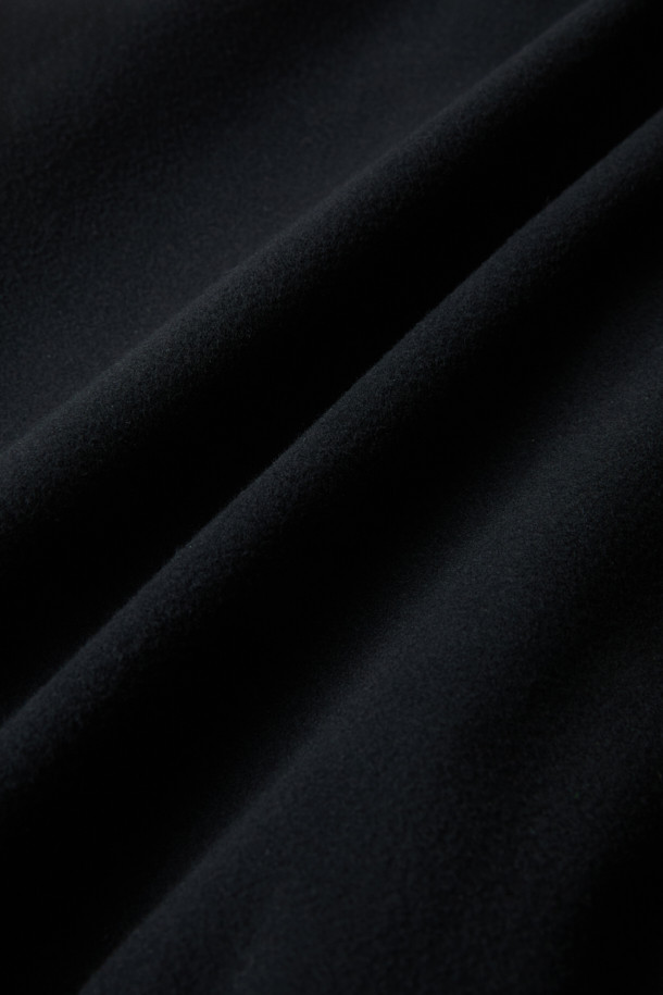 겨울철 스포츠 및 피트니스 활동에 최적화된 윈터 베이스레이어 하의입니다. 뛰어난 보온성과 신축성, 내구성을 갖춘 폴리에스테르 및 스판덱스 혼방 소재로 제작되었습니다. ENGINEERED DIVISION 인체공학 패턴과 메로스티치 봉제 기술을 적용하여 활동성을 높였으며, 부드러운 촉감의 브러시 안감으로 편안한 착용감을 제공합니다. 슬림핏 테크핏 디자인과 E-BAND 밴딩으로 안정적인 착용감을 선사하며, 볼디스트 심볼 로고 프린팅으로 스포티한 스타일을 더했습니다. 피트니스룩 또는 겨울 데일리룩으로 활용하기 좋은 미니멀한 디자인의 긴바지입니다.
