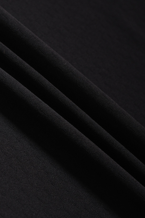 **PP 반팔 베이스레이어**

뛰어난 흡습속건 기능과 보온성, 경량성을 갖춘 PP 반팔 베이스레이어입니다. 스포츠 활동과 운동 시 최적의 컨디션을 유지하도록 돕습니다. 얇은 두께감으로 활동성을 높였으며, 스포티한 스타일을 연출합니다. 라운드넥 디자인에 테크핏 핏으로 제작되어 편안한 착용감을 제공합니다. 블랙 컬러에 볼디스트 삼각 심볼 라벨과 볼디스트 로고 라벨로 포인트를 더했습니다.
