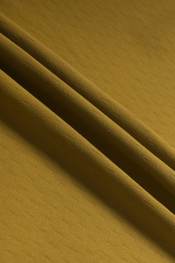 **PP 반팔 베이스레이어**

스포츠 및 운동 시 최적의 퍼포먼스를 지원하는 PP 반팔 베이스레이어입니다. 폴리프로필렌과 폴리에스터 혼방 소재로 제작되어 흡습속건, 보온성, 경량성을 제공합니다. 테크핏 핏과 라운드넥 디자인으로 활동성을 높였으며, 얇은 두께감으로 편안한 착용감을 선사합니다. 머스타드 컬러에 볼디스트 심볼 라벨과 로고 라벨이 포인트로 디자인되었습니다. 피트니스룩, 러닝룩, 요가/필라테스룩 등 다양한 스포츠 활동에 활용하기 좋은 스포티한 스타일의 반팔 베이스레이어입니다.
