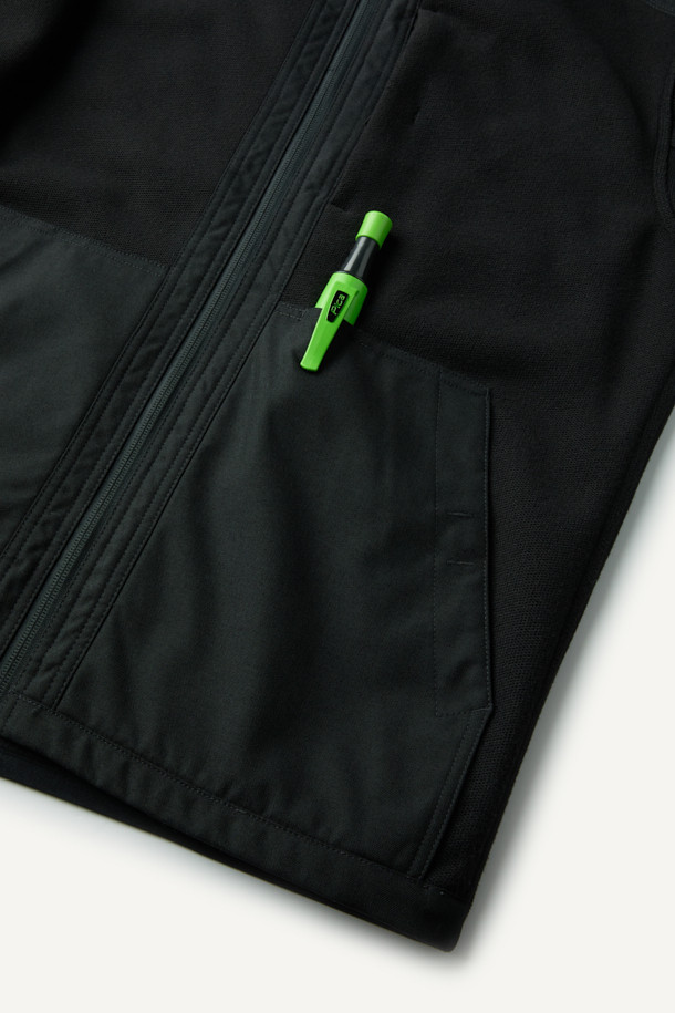 워크 시그니쳐 플리스 재킷 V3는 워크웨어와 일상 착용에 적합한 공용 플리스 재킷입니다. 부드러운 촉감의 플리스 소재와 두꺼운 두께감으로 가을, 겨울철 보온성을 제공하며, 스탠다드핏으로 편안한 착용감을 선사합니다. 블랙 컬러의 무지 디자인에 집업 및 스냅 여밈 방식을 적용하여 실용성을 높였습니다. 코듀라 500D 원단 덧댐, 허니콤 조직 본딩, YKK 스냅/지퍼, 총 6개의 포켓, 겨드랑이 액션분량, 목/소매 접밴드 등의 디테일로 내구성과 방수 기능을 더했습니다. 캐주얼, 스포티, 워크웨어 스타일을 아우르며 겨울 데일리룩, 산책룩, 워크샵룩에 활용하기 좋습니다.
