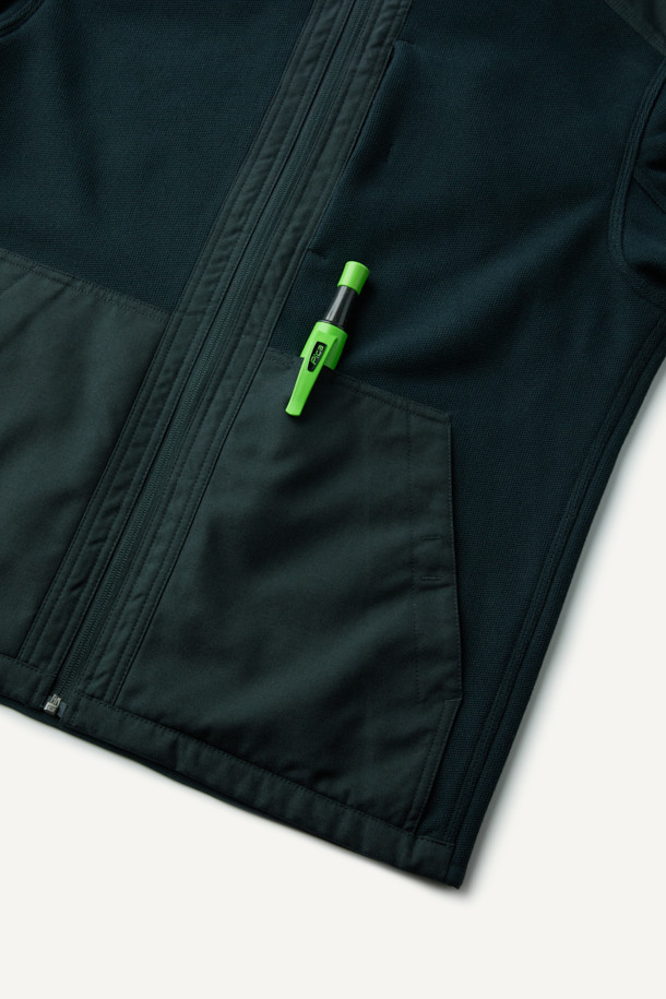 워크 시그니쳐 플리스 재킷 V3는 가을, 겨울 시즌에 따뜻하게 착용할 수 있는 플리스 재킷입니다. 일상, 워크웨어, 아웃도어 활동에 적합하며, 캐주얼, 스포티한 스타일을 연출할 수 있습니다. 부드러운 촉감의 플리스 소재와 내구성이 뛰어난 코듀라 500D 원단 덧댐으로 제작되었습니다. 허니콤 조직 본딩 플리스, YKK 스냅/지퍼, 총 6개의 포켓, 겨드랑이 액션 분량, 목/소매 접밴드 처리 등 다양한 기능성 디테일이 돋보입니다. 스탠다드핏의 블랙 컬러 무지 디자인으로, 겨울 데일리룩, 워크샵룩, 캠핑룩 등 다양한 TPO에 활용하기 좋습니다.
