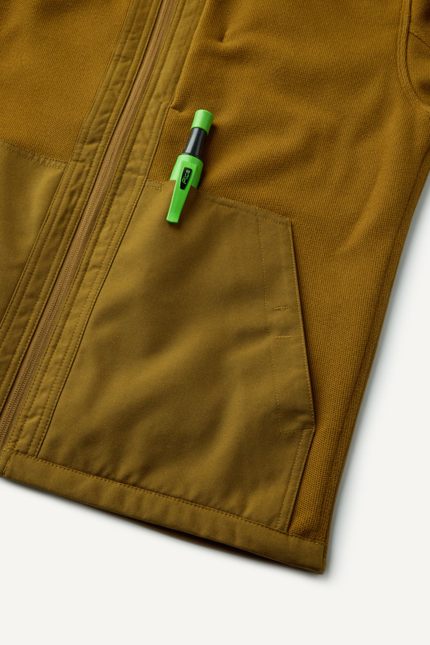 워크 시그니쳐 플리스 재킷 V3는 일상과 워크웨어 스타일을 아우르는 공용 플리스 재킷입니다. 부드러운 촉감의 허니콤 조직 본딩 플리스와 코듀라 500D 원단 덧댐으로 보온, 내구성, 방풍 기능을 갖춰 가을, 겨울철에 착용하기 좋습니다. 스탠다드핏에 지퍼와 스냅 여밈 방식을 적용했으며, 총 6개의 포켓과 겨드랑이 액션 분량, 목/소매 접밴드 처리로 활동성을 높였습니다. 브라운 컬러의 무지 디자인으로 캐주얼, 워크웨어, 스포티한 스타일을 연출할 수 있으며, 겨울 데일리룩, 산책룩, 캠핑룩에 적합합니다.
