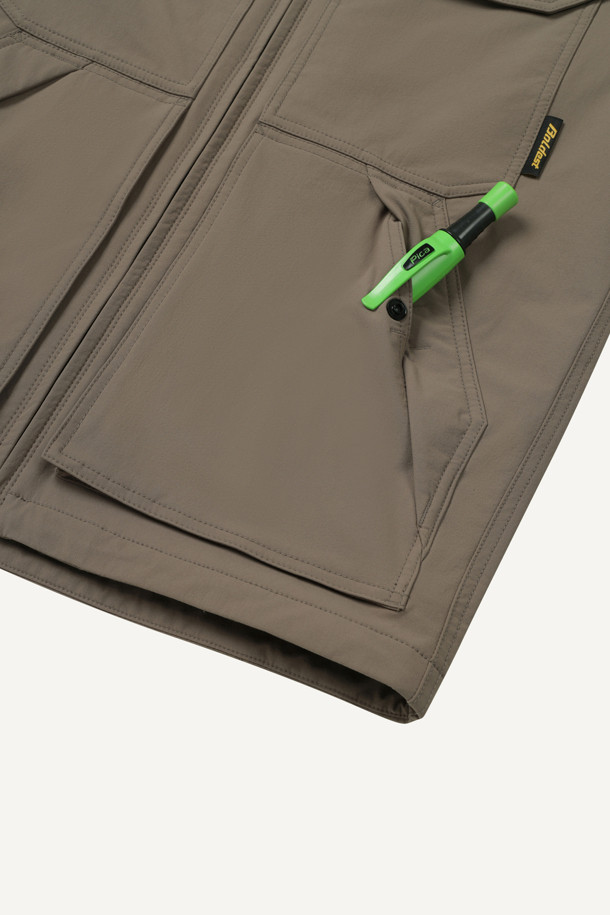 안티케미컬 재킷은 작업용, 일상에서 활용 가능한 워크웨어 스타일의 남성 자켓입니다. 카키 색상에 무지 디자인으로, 스탠다드핏의 레귤러 기장으로 제작되었습니다. 지퍼, 스냅, 벨크로 여밈 방식을 갖췄으며, 뛰어난 발수, 방수, 내화학 기능과 재귀반사 기능을 제공합니다. 11개의 포켓 시스템, 펜꽂이 포켓, 액션 분량, 화학물질 보호 기능, YKK 스냅/지퍼 디테일이 특징이며, 출근룩, 워크샵룩, 가을 나들이룩에 적합합니다. 부드러운 촉감의 나일론 소재로 제작되어 미니멀하고 캐주얼한 스타일을 연출합니다.
