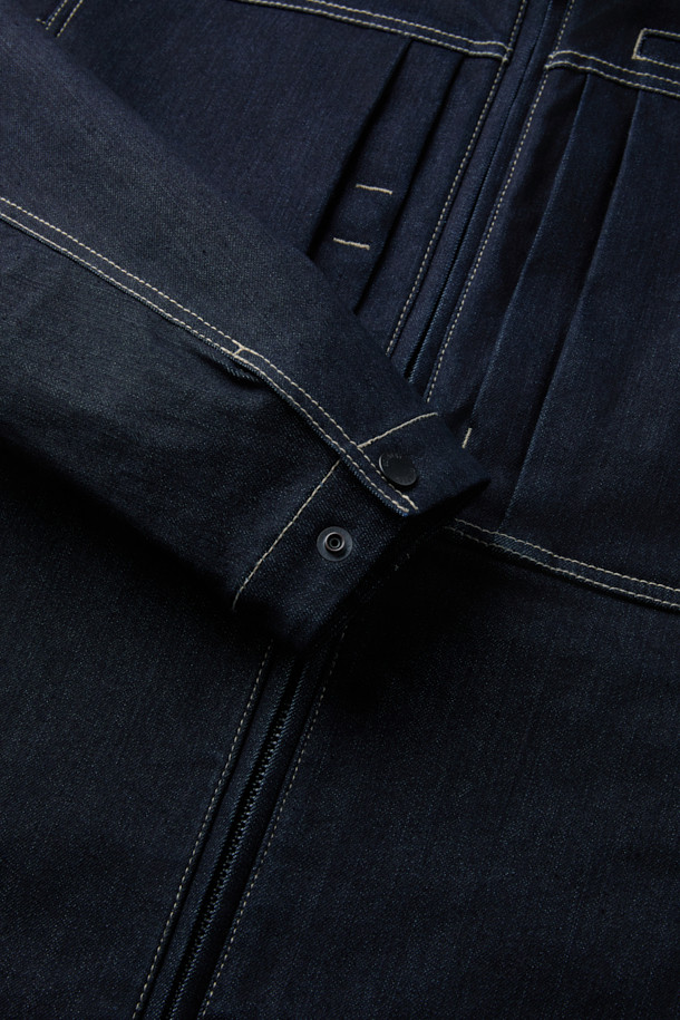 워크 PP 데님 재킷은 워크웨어, 캐주얼, 스트릿 스타일을 아우르는 공용 데님 재킷입니다. 인디고 컬러의 무지 디자인으로, 봄, 가을 계절에 적합하며 스탠다드핏으로 제작되었습니다. 속건 기능과 수납성을 갖춘 트러커 스타일의 재킷으로, 스냅 또는 지퍼로 여밀 수 있습니다. 펜 포켓, 금속 와펜, 벨크로 시스템, 배색 스티치 디테일이 돋보이며 가을 나들이룩에 완벽하게 어울립니다. 긴 소매 기장의 레귤러 기장으로, 데님과 폴리프로필렌 소재를 사용하여 편안함과 활동성을 동시에 제공합니다.
