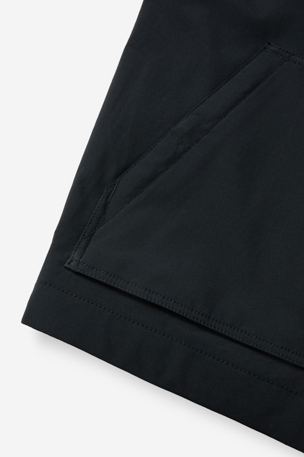 워크 3IN1 트랜스폼 재킷은 아웃도어 활동과 일상생활 모두에 적합한 남녀 공용 아우터입니다. 블랙 색상의 무지 디자인으로, 스포티하면서도 캐주얼한 스타일을 연출합니다. 봄, 가을에 적합하며, 2L 원단을 사용하여 방수, 방풍, 보온 기능을 갖췄습니다. 탈부착 가능한 내피와 총 10개의 포켓 시스템이 특징이며, 여행, 등산, 캠핑룩과 고프코어 스타일을 완성합니다. 부드러운 촉감의 두꺼운 두께감으로 편안한 착용감을 선사하는 레귤러핏 긴소매 집업 재킷입니다.
