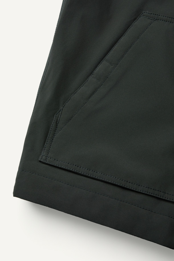 워크 3IN1 트랜스폼 재킷은 일상과 아웃도어 활동에 모두 적합한 공용 아우터입니다. 블랙 컬러의 레귤러핏 재킷으로 스포티하고 캐주얼한 스타일을 연출할 수 있으며, 봄, 가을, 겨울 세 계절 모두 착용 가능합니다. 탈부착 가능한 내피, 방수, 방풍 기능을 갖춰 변덕스러운 날씨에도 끄떡없으며, 보온성까지 뛰어나 실용적입니다. 2L 원단을 사용하여 내구성을 높였으며, 총 10개의 포켓 시스템으로 수납력 또한 훌륭합니다. 등산룩, 캠핑룩, 겨울 데일리룩으로 활용하기 좋으며, 부드러운 촉감과 두꺼운 두께로 편안한 착용감을 선사합니다.
