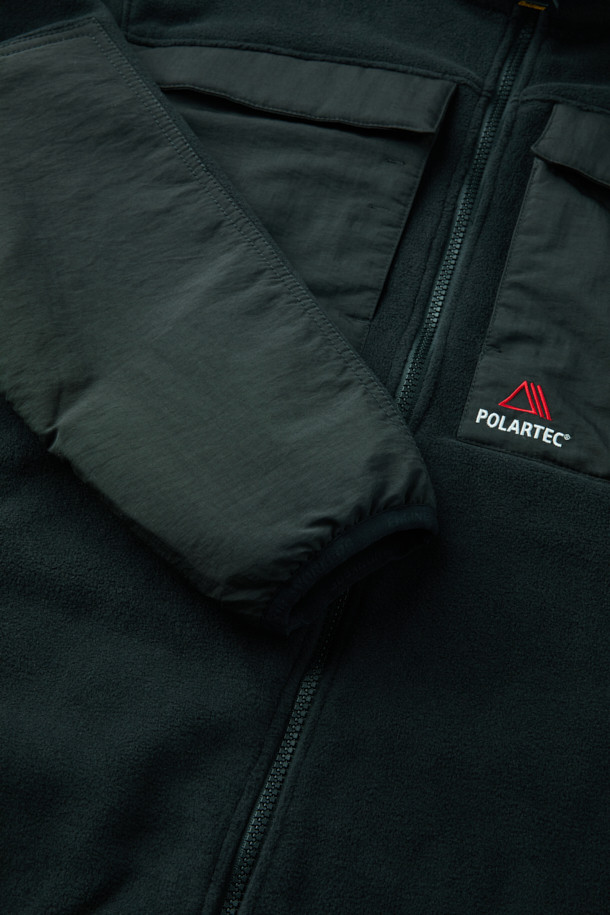 워크 미드레이어 폴라텍 플리스 재킷 V3는 일상, 작업 그리고 아웃도어 활동에 적합한 남녀 공용 플리스 재킷입니다. 뛰어난 보온성과 통기성을 제공하며, 흡습 및 속건 기능으로 쾌적한 착용감을 유지합니다. 부드러운 촉감의 폴라텍 플리스 소재와 9개의 포켓, 벨크로, D링 디테일은 스포티하면서도 캐주얼한 스타일을 완성합니다. 스탠다드 핏에 긴 소매, 집업 및 스냅 여밈 방식으로 편안한 착용감을 선사하며, 봄, 가을, 겨울 세 계절 모두 활용 가능합니다. 등산, 캠핑, 출근 등 다양한 TPO에 맞춰 미니멀하고 세련된 스타일을 연출해보세요.
