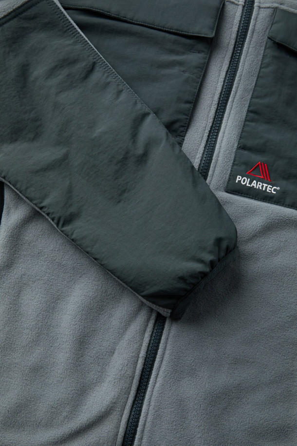 워크 미드레이어 폴라텍 플리스 재킷 V3는 일상, 작업 및 아웃도어 활동에 적합한 남녀 공용 플리스 재킷입니다. 부드러운 촉감의 폴라텍 소재와 나일론 소재를 혼방하여 보온성, 통기성, 속건 기능, 그리고 내구성을 갖췄습니다. 스탠다드핏의 레귤러 기장으로, 그레이 및 다크 그레이 색상으로 제공되며, 지퍼 및 스냅 여밈 방식에 총 9개의 포켓을 구성하여 실용성을 더했습니다. 마찰 부위 덧댐 처리, YKK 스냅/지퍼, 벨크로, D링 다용도 고리 등 다양한 디테일이 돋보이며, 등산룩, 캠핑룩, 출근룩 등 다양한 TPO에 캐주얼, 스포티, 워크웨어 스타일로 활용하기 좋습니다.
