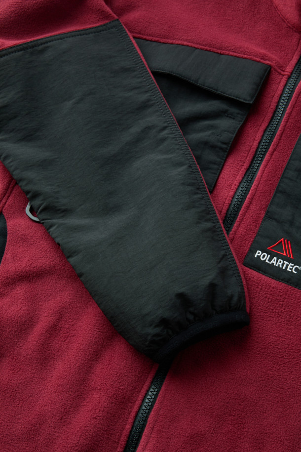 워크 미드레이어 폴라텍 플리스 재킷 V3는 일상, 작업, 아웃도어 활동에 적합한 남녀 공용 플리스 재킷입니다. 레드와 블랙 두 가지 색상으로 제공되며, 스탠다드핏으로 캐주얼하고 스포티한 스타일을 연출합니다. 폴라텍과 나일론 소재를 사용하여 두꺼우면서도 부드러운 촉감을 제공하며, 보온, 통기, 속건, 흡습 기능으로 쾌적함을 유지합니다. 총 9개의 포켓, 마찰 부위 덧댐, YKK 스냅/지퍼, 볼디스트 네임택 호환, D링 다용도 고리, 벨크로 소매 등 다양한 디테일로 실용성을 더했습니다. 캠핑룩, 등산룩, 고프코어 스타일을 완성해보세요.
