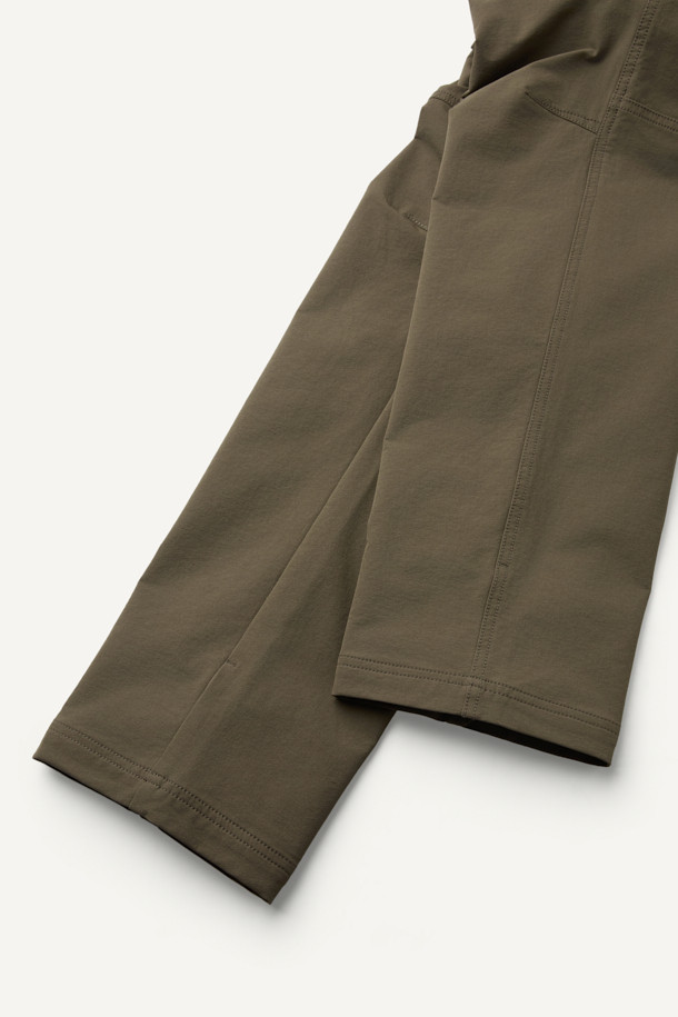 에센셜 윈터 기모 팬츠 V2 (옥타)는 추운 겨울철에도 따뜻하고 스타일리시하게 착용할 수 있는 기모 팬츠입니다. 
나일론과 스판덱스 혼방 소재로 제작되어 편안한 착용감과 활동성을 제공하며, 보온성과 흡습속건 기능으로 쾌적함을 유지합니다. 
컴포트핏으로 편안하게 떨어지는 핏과 무지 디자인으로 다양한 상의와 손쉽게 매치할 수 있습니다. 
특히, 가볍고 통기성이 우수한 OCTA 안감과 D링 고리, 카고 포켓, 펜슬 홀더 등의 디테일이 실용성을 더합니다. 
출근룩, 캐주얼 룩 등 다양한 TPO에 활용 가능하며, YKK 지퍼와 행거 루프 디테일로 완성도를 높였습니다.
