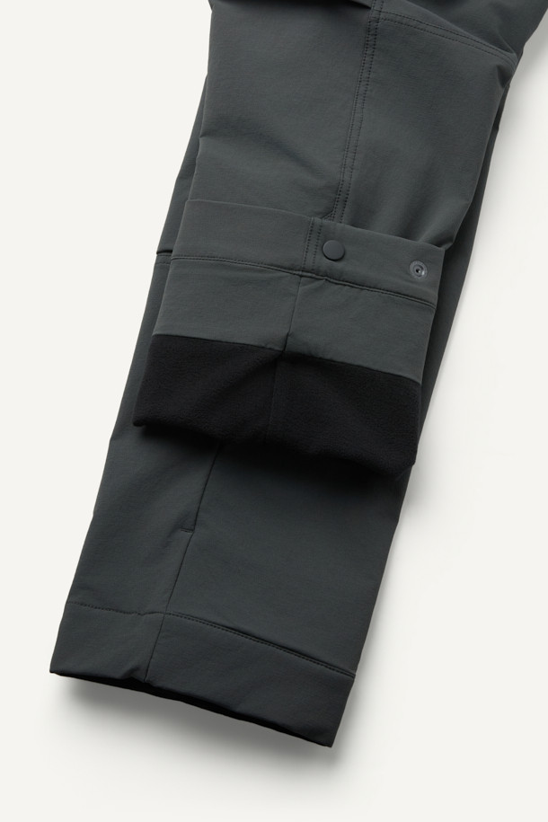 워크 윈터 기모 팬츠 V5는 워킹과 일상생활에 적합한 남녀 공용 겨울용 워크팬츠입니다. 그레이 컬러의 무지 디자인으로, 스포티하고 밀리터리한 스타일을 연출합니다. 두꺼운 두께감의 나일론과 스판덱스 혼방 소재로 제작되어 부드러운 촉감과 뛰어난 보온성, 신축성, 방수 기능을 제공하며, 기모 안감으로 따뜻함을 더했습니다. 컴포트핏 레귤러핏으로 편안한 착용감을 선사하며, 무릎 패드 탈부착 시스템, 9개 포켓 시스템, YKK 지퍼, 밑단 스냅 조절, 3줄 스티치 보강, D링 고리 등의 디테일로 기능성을 높였습니다. 출근룩, 캠핑룩, 등산룩 등 다양한 TPO에 워크웨어, 스포티, 미니멀 스타일로 활용하기 좋습니다.
