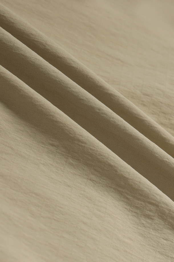 라이트워크 코듀라립 팬츠는 일상과 워크웨어 스타일을 모두 만족시키는 남성용 워크 팬츠입니다. 베이지 컬러의 무지 디자인으로, 봄, 여름, 가을 3계절 모두 활용 가능하며, 캐주얼 및 스포티한 무드를 연출합니다. 코듀라 및 나일론 소재를 사용하여 내구성이 뛰어나고, 얇은 두께감으로 편안한 착용감을 제공합니다. 허리 스트레치 밴딩, YKK 지퍼, 10개의 포켓, 더블 스티치, 립스탑 원단, WR 코팅 등 다양한 기능과 디테일을 갖춰 출근룩과 워크샵룩에 적합합니다. 컴포트 핏으로 편안하게 착용 가능하며, 미니멀하고 세련된 워크웨어 스타일을 완성해 보세요.
