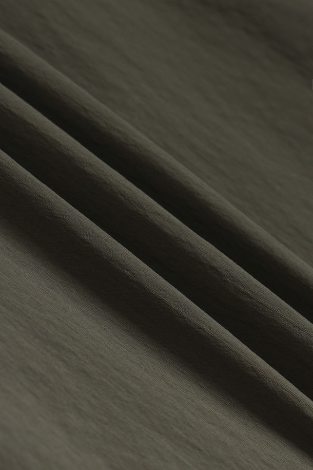 라이트워크 코듀라립 팬츠는 일상과 워크 활동에 적합한 남녀 공용 긴바지입니다. 카키와 올리브 두 가지 컬러로 제공되며, 코듀라, 나일론, 스판덱스 혼방의 립스탑 원단을 사용하여 내구성과 신축성, 생활 방수 기능을 갖췄습니다. 허리 스트레치 밴딩으로 편안한 착용감을 제공하며, 컴포트핏과 레귤러핏 두 가지 핏으로 만나보실 수 있습니다. 10개의 포켓과 YKK 지퍼, 더블 스티치, WR 코팅, 파우치 호환 기능이 특징이며, 캐주얼, 미니멀, 워크웨어 스타일을 연출하기 좋습니다.
