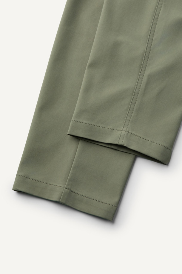 워크 에센셜 프라임 팬츠 V3는 워킹과 일상생활 모두에 적합한 남녀 공용 워크 팬츠입니다. 카키와 올리브 두 가지 색상으로 제공되며, 사계절 내내 착용 가능합니다. 캐주얼, 미니멀, 워크웨어 스타일을 아우르며, 레귤러 핏의 긴바지로 편안한 착용감을 선사합니다. 부드러운 폴리에스테르 소재에 3/4 밴딩과 스트레치 기능을 더해 활동성을 높였으며, YKK 스냅, 지퍼, 5개 포켓, 핸드폰 포켓, 팬슬 홀더, D링, 무릎 턱 디자인으로 실용성을 강조했습니다. 동네 마실룩, 여행룩, 산책룩 등 다양한 TPO에 활용할 수 있습니다.
