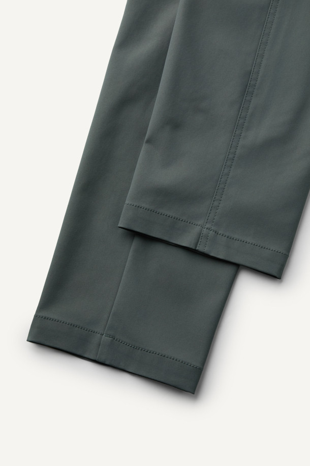 **워크 에센셜 프라임 팬츠 V3**는 워킹과 일상에서 활용하기 좋은 남녀 공용 워크 팬츠입니다. 카키와 그린 두 가지 색상으로 출시되었으며, 사계절 내내 착용할 수 있습니다. 레귤러핏에 무지 디자인으로, 캐주얼 및 스포티 스타일을 연출하기 좋습니다. 폴리에스테르 소재로 제작되어 부드러운 촉감을 제공하며, 3/4 밴딩 처리로 편안한 착용감을 선사합니다. 스트레치 기능과 수납성을 갖춘 실용적인 바지로, YKK 스냅, 지퍼, 5개 포켓, 핸드폰 포켓, 팬슬 홀더, D링, 무릎 턱 디테일 등의 특징을 더했습니다. 동네 마실룩, 여행룩, 캐주얼, 미니멀, 워크웨어 스타일을 즐기는 분들께 추천합니다.
