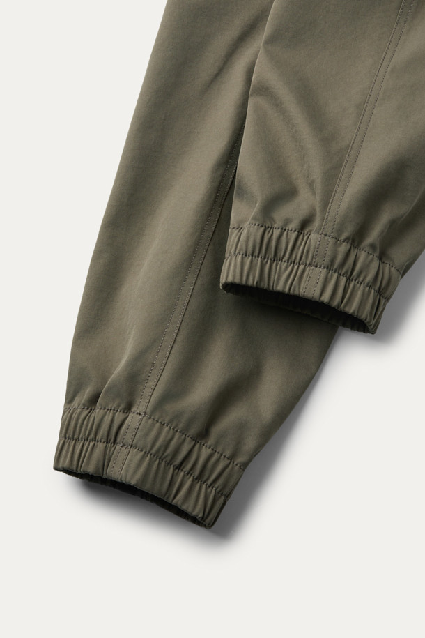 워크 에센셜 조거 팬츠 V3는 워크웨어와 일상, 스포티, 캐주얼 스타일을 모두 아우르는 공용 조거 팬츠입니다. 카키와 올리브 두 가지 색상으로 출시되었으며, 사계절 모두 착용 가능합니다. 부드러운 폴리에스테르 소재에 스탠다드핏 조거핏으로 편안한 착용감을 선사합니다. 밴딩 처리된 허리와 7개의 포켓 시스템, YKK 지퍼, D링 벨트고리, 무릎 턱 디테일, 파우치 호환 기능까지 갖춰 실용성을 더했습니다. 출근룩과 여행룩 모두 활용 가능하며, 스트레치, 흡습, 속건 기능으로 활동성을 높였습니다.
