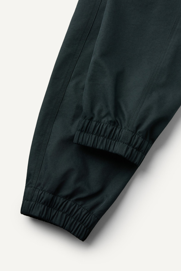 워크 에센셜 조거 팬츠 V3는 워크웨어와 일상 모두에 어울리는 남녀 공용 조거 팬츠입니다. 블랙 컬러의 무지 디자인으로, 스포티하면서도 캐주얼한 스타일을 연출합니다. 폴리에스테르 소재로 제작되어 부드러운 촉감을 제공하며, 사계절 내내 착용 가능합니다. YKK 지퍼, 7개의 포켓, 무릎 턱 디테일, D링 벨트고리가 특징이며, 파우치 호환이 가능하여 실용성을 더했습니다. 흡습, 속건, 신축성 기능으로 편안한 착용감을 선사합니다.
