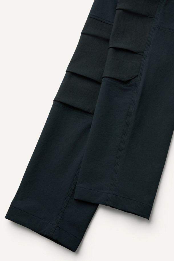 워크 시그니쳐 팬츠 V2 (화섬)는 남성용 워크웨어 스타일의 컴포트핏 긴 바지입니다. 나일론과 스판덱스 혼방 소재로 제작되어 사계절 내내 착용 가능하며, 두꺼운 두께감으로 내구성을 높였습니다. 무릎 패드 탈부착이 가능하며, 6개의 포켓 시스템과 볼디스트 파우치 호환 기능으로 실용성을 더했습니다. 또한 3줄 스티치 마감과 YKK 스냅/지퍼 사용으로 튼튼하게 제작되었으며, 미니멀한 블랙 컬러에 무지 패턴으로 다양한 출근룩과 워크샵룩에 활용하기 좋습니다.
