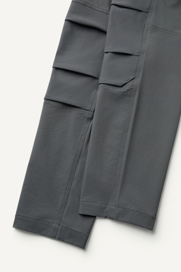 워크 시그니쳐' (Work Signature) 팬츠 V2 (화섬)는 남성용 컴포트핏 워크웨어 팬츠입니다. 나일론과 스판덱스 혼방 소재로 제작되어 사계절 내내 착용 가능하며, 작업용과 일상 모두 활용할 수 있습니다. 그레이 컬러의 무지 디자인이며, 편안한 착용감과 내구성을 제공합니다. 무릎 패드 탈부착 기능, 6개 포켓, 볼디스트 파우치 호환, 3줄 스티치 마감, YKK 스냅 및 지퍼를 사용하여 실용성을 더했습니다. 출근룩과 워크샵룩, 미니멀 및 캐주얼 스타일을 선호하는 분들께 추천합니다.
