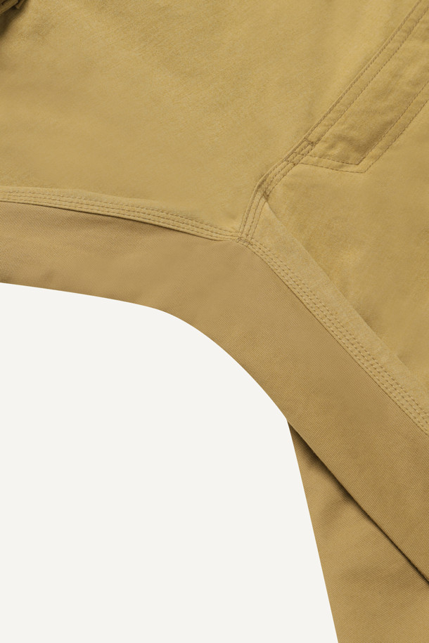 아라미드 쉴드 조거 팬츠 V3는 일상과 워킹 활동에 적합한 조거핏 바지입니다. 베이지 색상으로, 사계절 내내 착용 가능하며 스포티와 밀리터리 스타일을 동시에 연출합니다. 코듀라와 아라미드 소재를 사용하여 내구성과 신축성이 뛰어나고, 발수 기능까지 갖췄습니다. 10개의 포켓, YKK 지퍼, 더블 스티치, 무릎 보호 시스템, 파우치 호환 등 다양한 기능과 특징을 제공합니다. 스탠다드핏으로 편안하게 착용할 수 있으며, 워크웨어, 미니멀 스타일을 선호하는 분들께 추천합니다.
