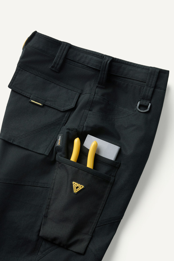 크래프트맨 팬츠 V4는 남성용 워크웨어 팬츠로, 사계절 착용이 가능합니다. 블랙 컬러의 무지 디자인에 스포티와 밀리터리 스타일을 더했으며, 컴포트 핏으로 편안한 착용감을 제공합니다. 면혼방, 코듀라, 나일론 등 튼튼한 소재를 사용하여 내구성을 높였으며 발수 및 스트레치 기능도 갖췄습니다. YKK 스냅/지퍼, 12개 포켓 시스템, 인체공학적 패턴, 밑단 너비 조절 기능, 코듀라 500D 원단 덧댐 등 실용적인 디테일이 돋보입니다. 출근룩, 워크샵룩, 가을 나들이룩 등 다양한 TPO에 워크웨어, 미니멀, 캐주얼 스타일로 활용하기 좋습니다.
