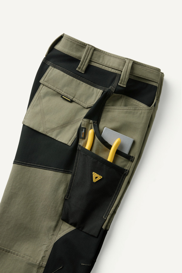 크래프트맨 팬츠 V4는 워크웨어와 일상, 출근룩과 워크샵룩에 모두 어울리는 남성용 워크팬츠입니다. 카키와 블랙 두 가지 색상으로 제공되며, 스포티하면서도 밀리터리 무드를 연출합니다. 면혼방, 나일론, 코듀라 소재를 사용하여 사계절 착용 가능하며, 두꺼운 두께감과 뻣뻣한 촉감이 특징입니다. 컴포트핏으로 편안함을 제공하며, 발수, 신축성, 내구성을 갖춰 활동성을 높였습니다. YKK 스냅/지퍼, 12개 포켓 시스템, 인체공학적 패턴, 코듀라 500D 원단 덧댐, 밑단 너비 조절 기능까지 갖춘 완성도 높은 팬츠입니다.
