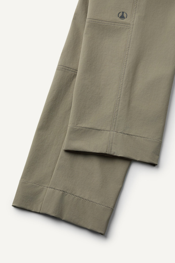 밀리터리, 워크웨어 스타일의 안티케미컬 팬츠입니다. 카키와 올리브 두 가지 색상으로 제공되며, 사계절 착용이 가능합니다. 나일론 소재로 제작되어 방수, 발수, 내화학 기능과 스트레치성을 갖춰 편안한 착용감을 선사합니다. 9개의 포켓, 카고 포켓, D링, 3M 재귀반사, 벨크로, 스냅 버튼 등 다양한 디테일이 돋보이며 YKK 지퍼를 사용하여 내구성을 높였습니다. 넉넉한 컴포트핏과 뒷밴딩 처리로 활동성을 더하여 출근룩, 캐주얼룩으로 활용하기 좋습니다.
