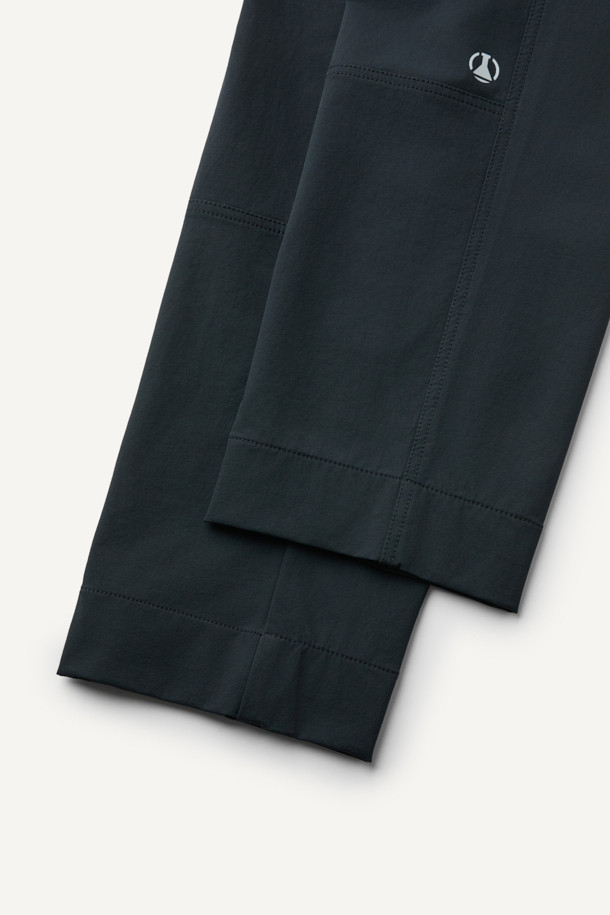 안티케미컬 팬츠는 작업과 일상 모두를 아우르는 활용도 높은 워크 팬츠입니다. 밀리터리 및 스포티 스타일을 결합하여 트렌디한 디자인을 선보이며, 사계절 착용 가능한 실용성을 갖췄습니다. 블랙 컬러의 긴 기장으로, 허리 스트레치 밴딩이 적용되어 편안한 컴포트핏을 제공합니다. 방수, 내화학 기능과 스트레치 소재로 활동성을 높였으며, 수납성을 고려한 9개의 포켓, YKK 지퍼, D링, 3M 재귀반사, 벨크로, 스냅, 플랩 등의 디테일이 돋보입니다. 출근룩, 워크웨어, 미니멀, 스포티 스타일을 선호하는 분들에게 적합합니다.
